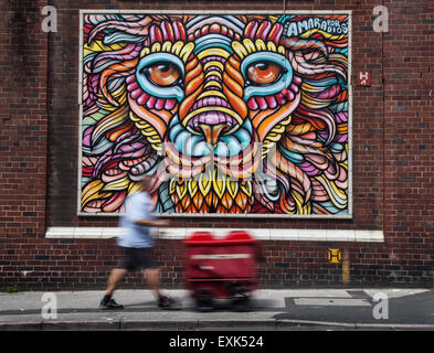 Organische Gesichter von alten Kulturen inspiriert. Blackpool, Lancashire, UK. 14. Juli 2015. Arbeit von Amara Por Dios im Sand, Meer & Spray Urban Art Wochenende. 40 führenden Künstlern aus vier Kontinenten Farbe Blackpool für die jährliche Meer, Sand und Spray Festival. Das ist ein Wochenende Festival präsentiert diverse Street Art. Das Festival wurde bereits erstellt eine Reihe von outdoor Galerien rund um Blackpool Aktualisierung der bestehenden Räumen und die Schaffung neuer Stücke. Fußgänger vorbei Streetart, Graffiti Wandbild, Dekoration. Stockfoto