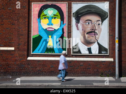 Blackpool, Lancashire, UK. 14. Juli 2015. Sand, Meer & Spray Urban Art Wochenende. 40 führenden Künstlern aus vier Kontinenten Farbe Blackpool für die jährliche Meer, Sand und Spray Festival. Das ist ein Wochenende Festival präsentiert diverse Street Art. Das Festival wurde bereits erstellt eine Reihe von outdoor Galerien rund um Blackpool Aktualisierung der bestehenden Räumen und die Schaffung neuer Stücke. Fußgänger vorbei Streetart, Graffiti Wandbild, Dekoration. Stockfoto