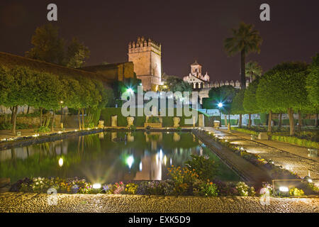 Córdoba, Spanien – 25. Mai 2015: Die Gärten des Alcázar de Los Reyes Cristianos Burg bei Nacht. Stockfoto