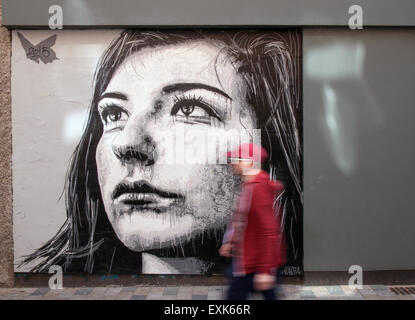 Fußgänger vorbei Streetart, Graffiti Wandbild, Dekoration,. Sand, Meer & Spray Urban Art Wochenende. 40 führenden Künstlern aus vier Kontinenten Farbe Blackpool für die jährliche Meer, Sand und Spray Festival. Das ist ein Wochenende Festival präsentiert diverse Street Art. Das Festival wurde bereits erstellt eine Reihe von outdoor Galerien rund um Blackpool Aktualisierung der bestehenden Räumen und die Schaffung neuer Stücke. Stockfoto