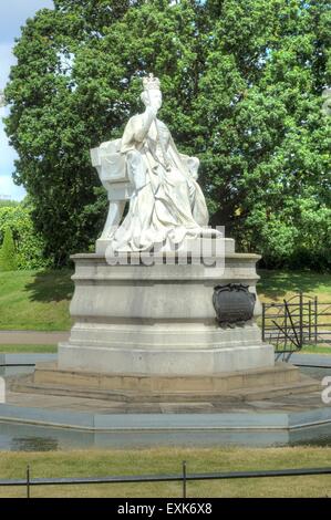 Statue der Königin Victoria im Kensington Palace Stockfoto