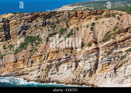 Felsigen Strand und Sandsteinfelsen, Sesimbra, Portugal Stockfoto