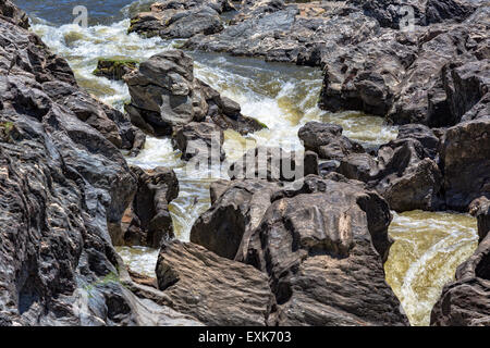 Wasserfall fließt zwischen die Lavasteine, Nahaufnahme Stockfoto