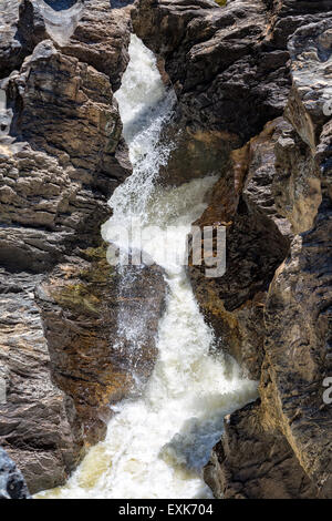 Wasserfall fließt zwischen die Lavasteine, Nahaufnahme Stockfoto