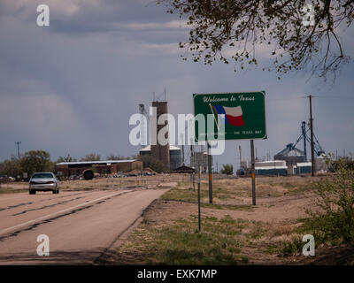 Markierung an der Grenze entlang US 87, New Mexico verlassen. Texas erzählt Autofahrer, dass sie den Lone Star State eingeben. Stockfoto