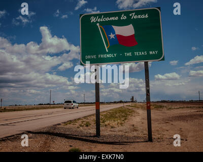 Markierung an der Grenze entlang US 87, New Mexico verlassen. Texas erzählt Autofahrer, dass sie den Lone Star State eingeben. Stockfoto