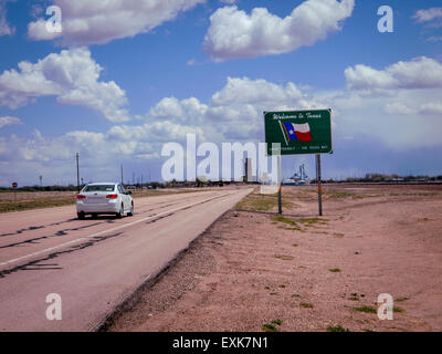 Markierung an der Grenze entlang US 87, New Mexico verlassen. Texas erzählt Autofahrer, dass sie den Lone Star State eingeben. Stockfoto