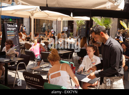 Ein Kellner serviert eine Tabelle um eine Tapas-Bar-Café, Stadtteil Ribera, Barcelona-Spanien-Europa Stockfoto