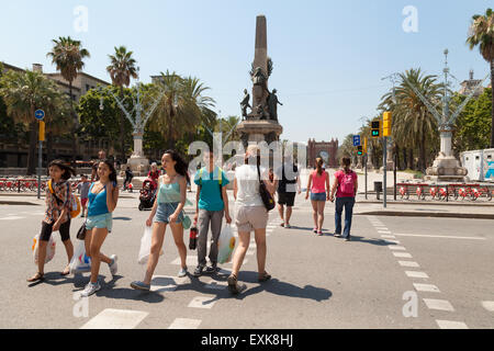 Einheimische und Touristen beim Überqueren der Straße nahe dem Parc De La Ciutadella, Barcelona, Spanien-Europa Stockfoto