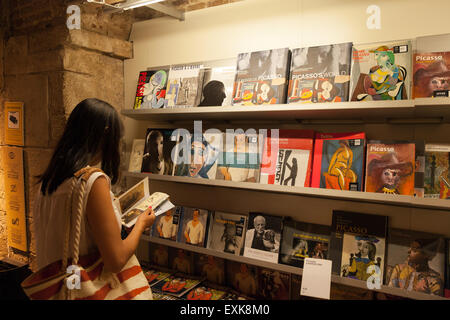 Eine Frau einkaufen im Souvenirladen, Museu Picasso (Picasso-Museum), Barcelona, Spanien-Europa Stockfoto