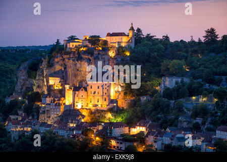 Blick in die Dämmerung über die mittelalterliche Stadt Rocamadour, Lot Departement, Midi-Pyrenäen, Frankreich Stockfoto