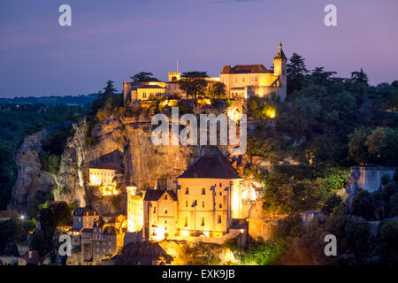 Blick in die Dämmerung über die mittelalterliche Stadt Rocamadour, Lot Departement, Midi-Pyrenäen, Frankreich Stockfoto