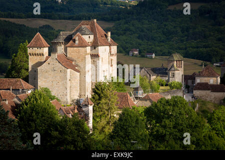 Abendsonne über Château des Plas und mittelalterlichen Stadt Curemonte, in der alten Abteilung des Limousin, Correze, Frankreich Stockfoto