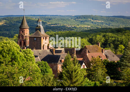 Am Abend Sonnenlicht über mittelalterliche Stadt von Collonges-la-Rouge, in der alten Abteilung des Limousin, Correze, Frankreich Stockfoto