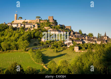 Am Abend Sonnenlicht auf mittelalterlichen Stadt von Turenne, Limousin, Correze, Frankreich Stockfoto