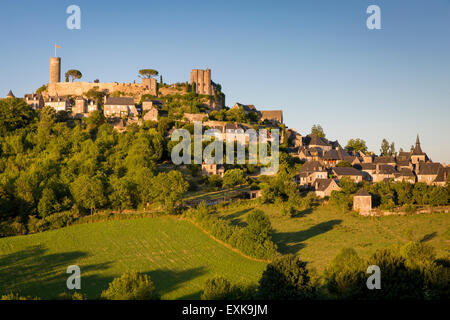 Am Abend Sonnenlicht auf mittelalterlichen Stadt von Turenne, Limousin, Correze, Frankreich Stockfoto