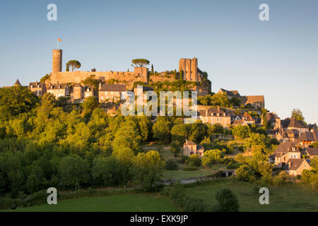 Am Abend Sonnenlicht auf mittelalterlichen Stadt von Turenne, Limousin, Correze, Frankreich Stockfoto