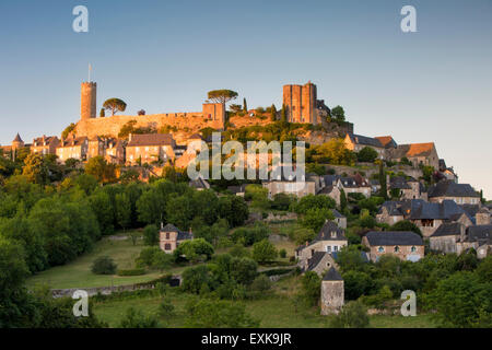 Abendsonne auf mittelalterliche Stadt von Turenne, Limousin, Correze, Frankreich Stockfoto