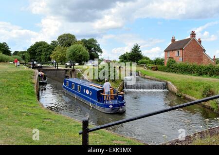 Schmale Boote Eingabe eine Sperre auf der Wey Navigation Surrey UK Stockfoto