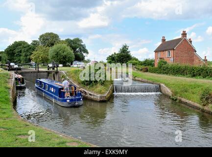 Schmale Boote Eingabe eine Sperre auf der Wey Navigation Surrey UK Stockfoto