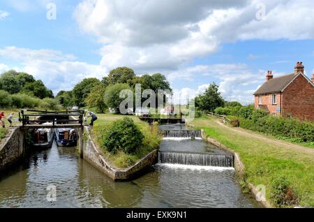 Schmale Boote Eingabe eine Sperre auf der Wey Navigation Surrey UK Stockfoto