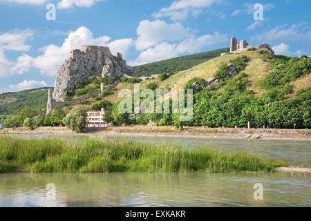 Die Ruinen der Burg Devin in der Nähe von Bratislava über die Donau. Stockfoto