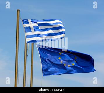 Die Flagge von Griechenland und der Europäischen Union. Stockfoto