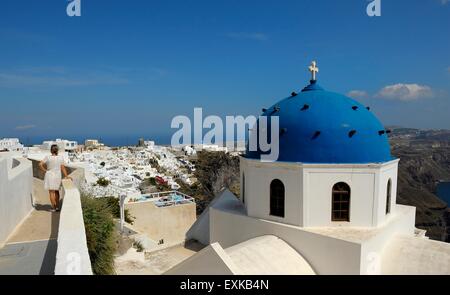 Eine blaue Kuppel-Kirche in Imerovigli Santorini Griechenland Stockfoto