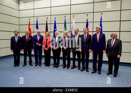 Wien, Österreich. 14. Juli 2015. Von links nach rechts: chinesischen Außenminister Wang Yi, der französische Außenminister Laurent Fabius, Bundesaußenminister Frank-Walter Steinmeier, Europäischen Union Hohe Vertreterin Federica Mogherini, iranischen Außenminister Mohammad Javad Zarif, Leiter der iranischen Atomenergie Organisation Ali Akbar Salehi, der russische Außenminister Sergej Lawrow, British Foreign Secretary Philip Hammond, Vereinigte Staaten Staatssekretär John Kerry und US-Energieminister Dr.. Stockfoto