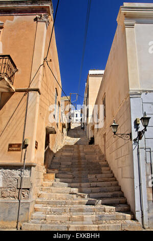 Typische Treppe in der Stadt Ermoupolis, Syros Insel, Kykladen, Ägäis, Griechenland. Stockfoto