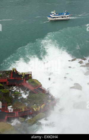 Touristen gehen die Cave Of The Winds Deck unter den Bridal Veil Falls, American Falls. Mädchen der Nebel Touristenboot in der backg Stockfoto