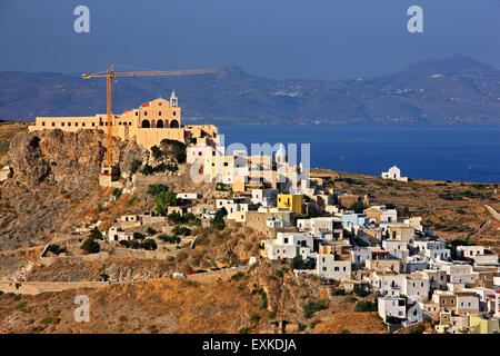 Ansicht von Ano Syra (Ano Syros), die mittelalterliche Siedlung der Insel Syros aus Alithini Dorf. Kykladen, Ägäis, Griechenland. Stockfoto