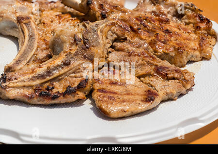 Im Bild ein Kalbsschnitzel nur gekocht auf dem Grill Stockfoto