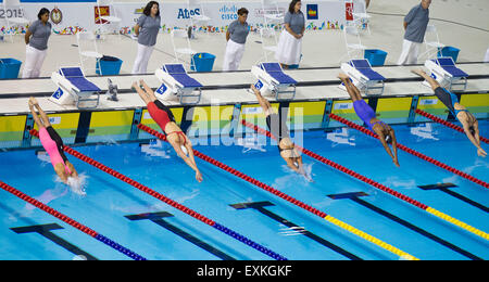 Toronto, Kanada. 14. Juli 2015. Die Spieler treten während der Frauen 100m Freistil Finale der Schwimmwettbewerb am 17. Pan American Games in Toronto, Kanada, 14. Juli 2015. Chantal Van Landeghem von Kanada gewann die Goldmedaille mit 53,83 Sekunden. © Zou Zheng/Xinhua/Alamy Live-Nachrichten Stockfoto