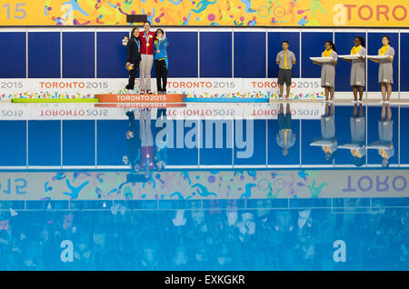 Toronto, Kanada. 14. Juli 2015. Medaillengewinner Natalie Coughlin (1. L) der Vereinigten Staaten, Chantal Van Landeghem (2. L) von Kanada und Arianna Vanderpool-Wallace (3. L) der Bahamas Pose für Fotos während der Verleihung des Frauen 100m Freistil Finale der Schwimmwettbewerb am 17. Pan American Games in Toronto, Kanada, 14. Juli 2015. Chantal Van Landeghem gewann die Goldmedaille mit 53,83 Sekunden. © Zou Zheng/Xinhua/Alamy Live-Nachrichten Stockfoto