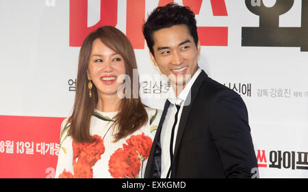 Uhm Jung-Hwa und Song Seung-Heon, 13. Juli 2015: südkoreanischer Schauspieler Song Seung-Heon (R) und der Schauspielerin und Sängerin Uhm Jung-Hwa darstellen, während ein Presse-Event Förderung ihren neuen Film "Miss Frau" in Seoul, Südkorea. © Lee Jae-Won/AFLO/Alamy Live-Nachrichten Stockfoto