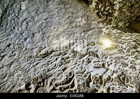 Tropfstein-Formationen und Tausendfüßler in der Tham Lod Höhle, Pang Mapha Thailand Stockfoto