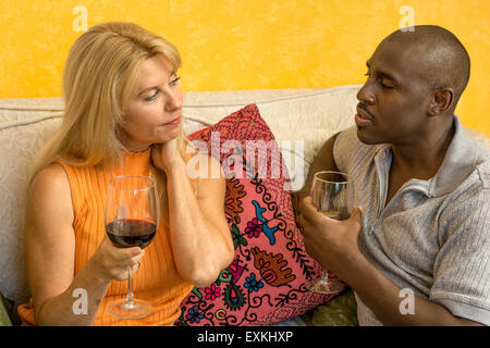 Ein interracial Paar zu Hause Stockfoto