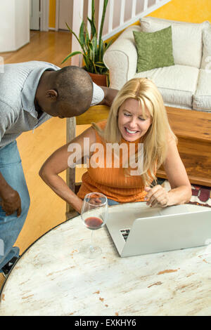 Ein interracial Paar zu Hause Stockfoto