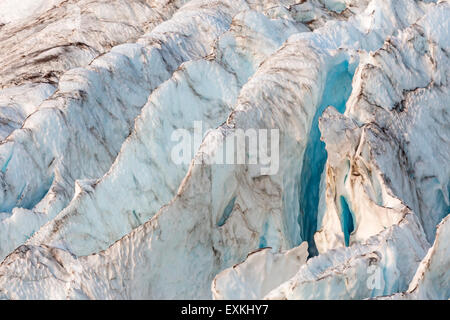 Die bläulichen scharfe Grate im Coleman Gletscher spiegeln weichen Abendlicht auf der NW-Seite des Mt. Baker im US-Bundesstaat Washington. Stockfoto