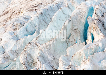 Die bläulichen scharfe Grate im Coleman Gletscher spiegeln weichen Abendlicht auf der NW-Seite des Mt. Baker im US-Bundesstaat Washington. Stockfoto