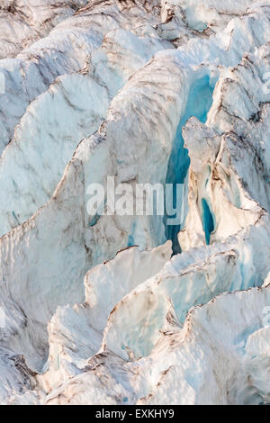 Die scharfe Grate bläulich und Gletscherspalten im Coleman Gletscher reflektieren weichen Abendlicht auf der NW-Seite des Mt. Baker in war Stockfoto