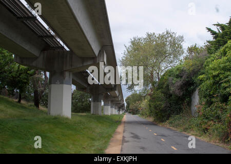 Die Fahrrad- und Wanderweg entlang Seite verfolgt die BART in El Cerrito, Kalifornien. Stockfoto