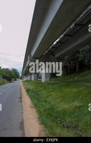 Die Fahrrad- und Wanderweg entlang Seite verfolgt die BART in El Cerrito, Kalifornien. Stockfoto