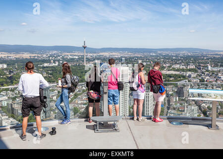 Besucher auf die Aussichtsplattform des Wolkenkratzers Main Tower in Frankfurt am Main stehen. 10. Juli 2015, Frankfurt Main, Keim Stockfoto