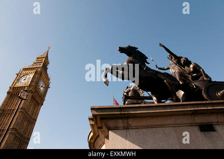 Statue von Boadicea & Big Ben - London Stockfoto