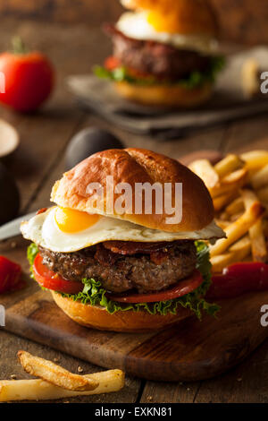 Hamburger Homemmade Speck mit Ei Salat und Tomate Stockfoto