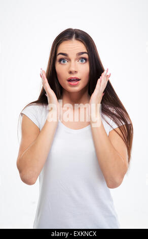 Porträt von überrascht junge Frau stand isoliert auf einem weißen Hintergrund. Blick in die Kamera Stockfoto