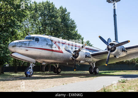 Rosinen-Bomber Douglas DC-3 an der Luftbrücke-Denkmal am Frankfurter Flughafen. 10. Juli 2015 in Frankfurt Main, Deutschland Stockfoto