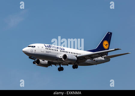 Flugzeug Boeing 737-500 der deutschen Fluggesellschaft Lufthansa mit in Frankfurt Hauptsitz. 10. Juli 2015 in Frankfurt Main, Deutschland Stockfoto